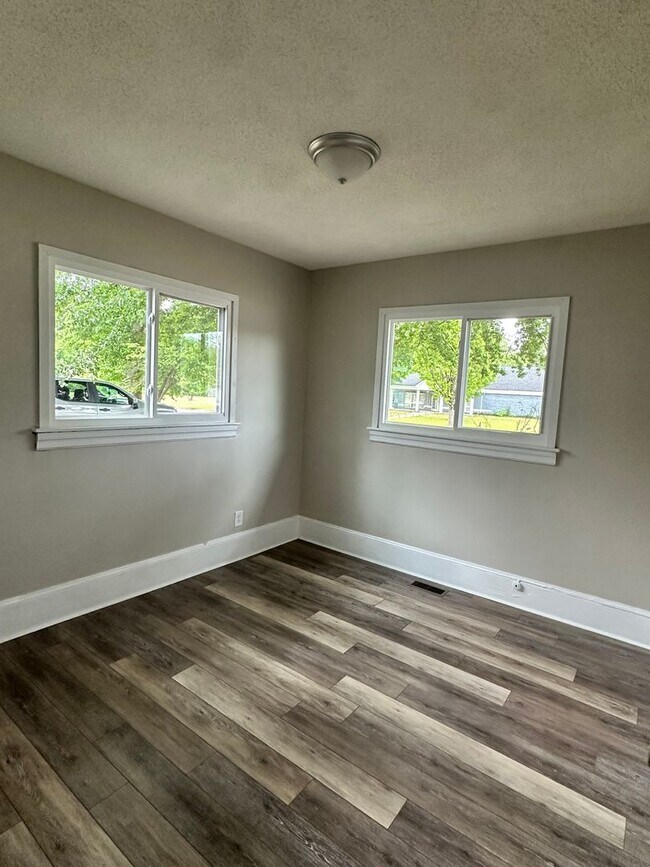 Building Photo - 810 W Country Club Dr