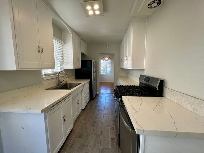 Building Photo - 3 Bedroom Charmer in the Heart of Pacific ...