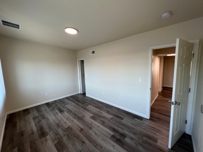 Building Photo - 924 N Van Ness Ave