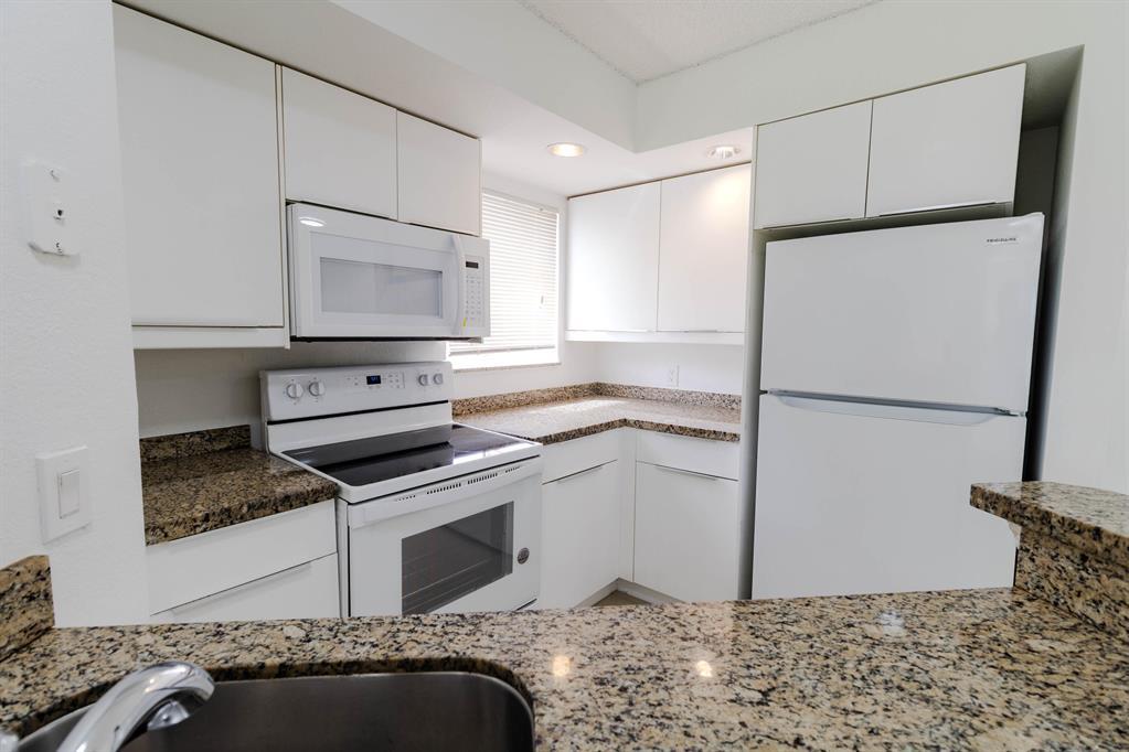 Building Photo - 3350 Pinewalk Dr N