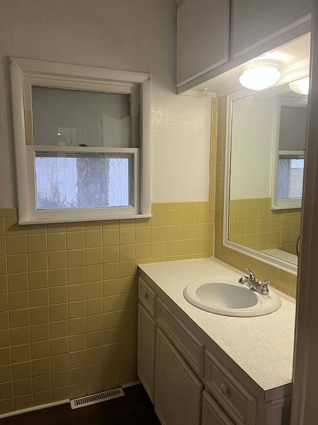 Building Photo - 901 W 7th St