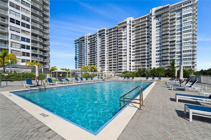 Building Photo - 18011 Biscayne Blvd