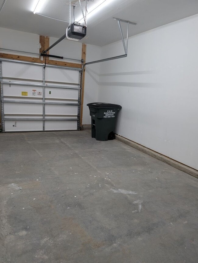 Building Photo - Elegant, Move In ready townhome located in...