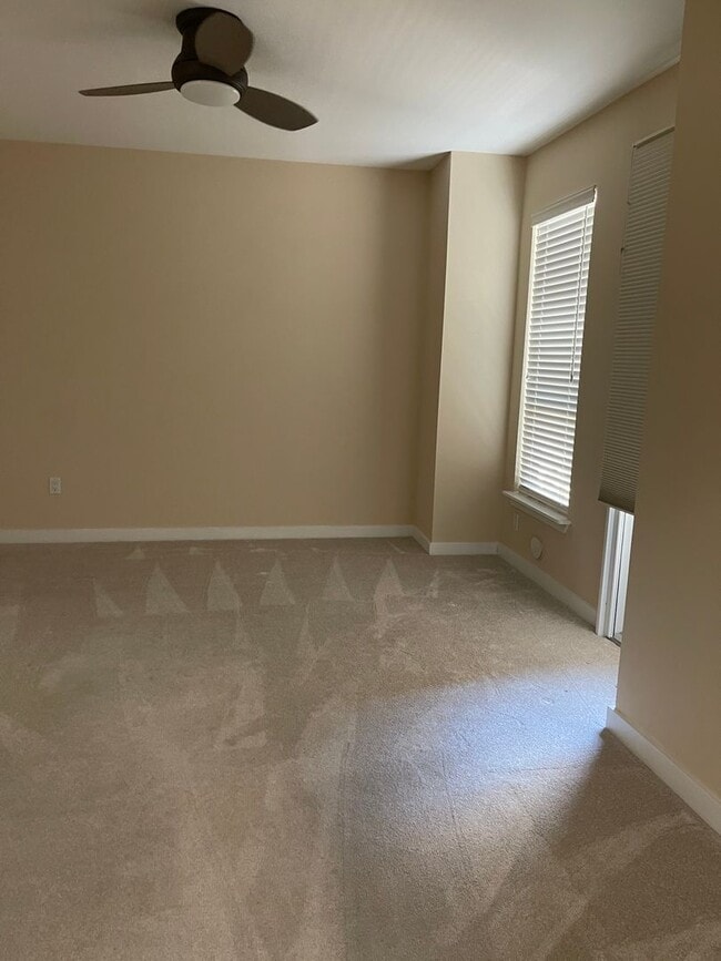 Building Photo - Fantastic Condo in the Heart of Downtown B...