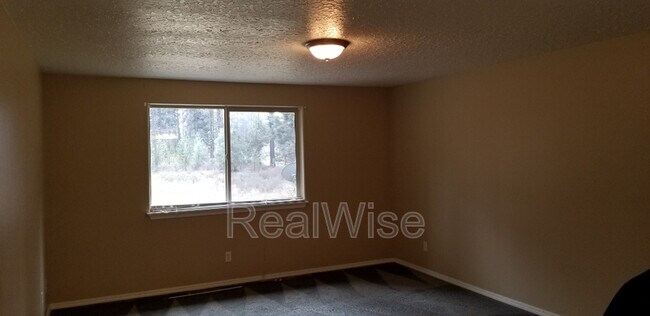 Building Photo - 16139 Park Dr