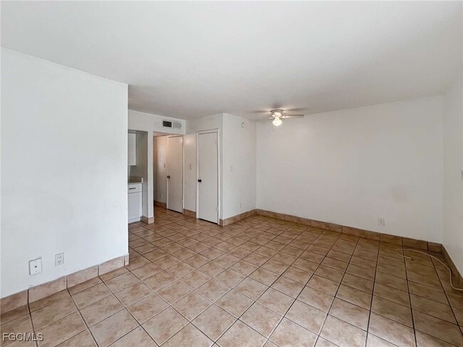 Building Photo - 1852 Golf View Ave