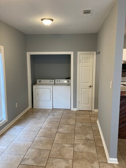 Building Photo - 13715 Kenner Ave