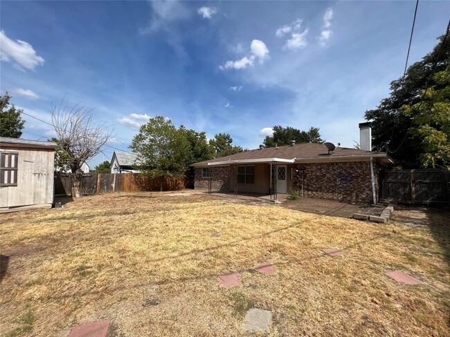 Building Photo - 704 Lynne Ln