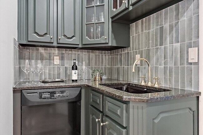 Building Photo - 451 Wellesley St