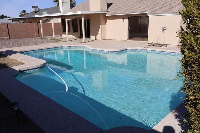 Building Photo - 3 bed 2 bath POOL Home!