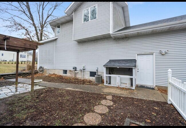 Building Photo - 7151 Bayview Rd