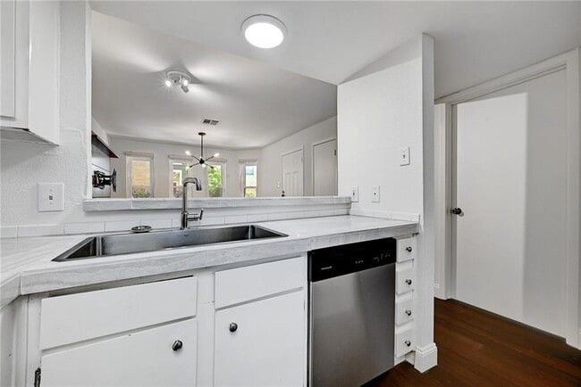 Building Photo - 2104 Cullen Ave