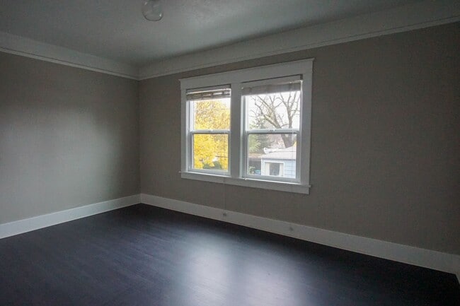 Building Photo - Top Floor Vintage Studio with Modern Renovations + ONE MONTH FREE!