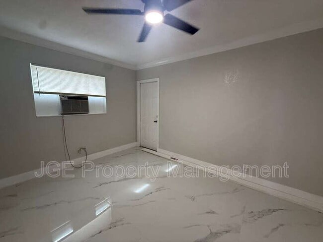 Building Photo - 3128 SW 12th Pl