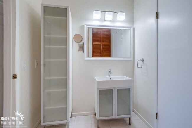 Building Photo - Stylish 2Bdm 1Ba Condo in Gated Clairemont Mesa Community!