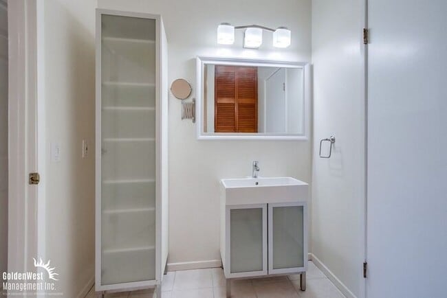 Building Photo - Stylish 2Bdm 1Ba Condo in Gated Clairemont...