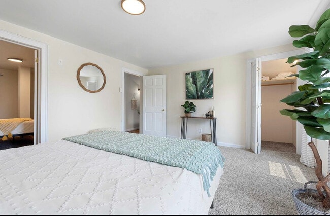 Building Photo - 532 W 5th Ave