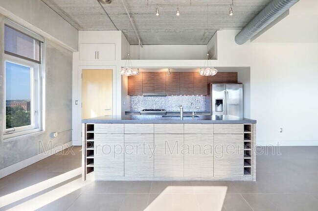 Building Photo - 309 E 5th St