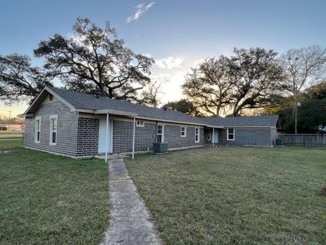 Building Photo - 2501 Maple St