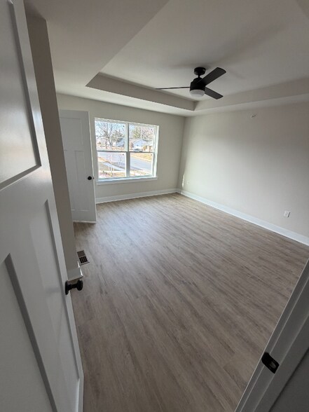 Building Photo - 1411 Greenview Dr