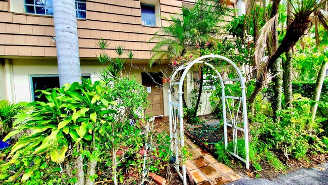 Building Photo - 3107 N Palm Aire Dr
