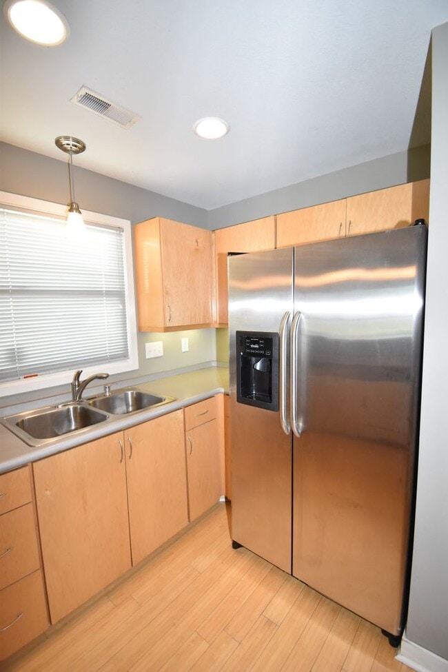 Building Photo - Large 2 Bedroom Condo For Rent Near Historic Downtown Clarksville!