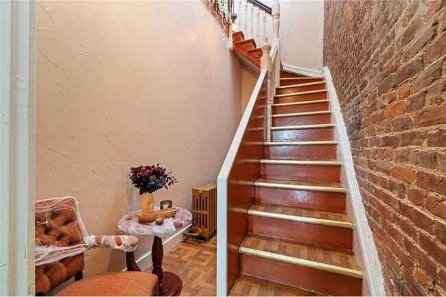 Private Staircase - 5119 Butler St