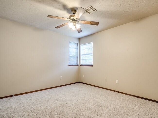 Building Photo - 1320 Frederick Dr