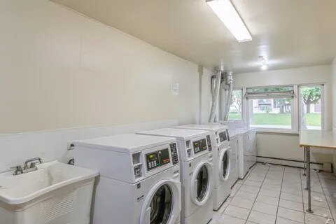 Building Photo - 670 Hill Dr