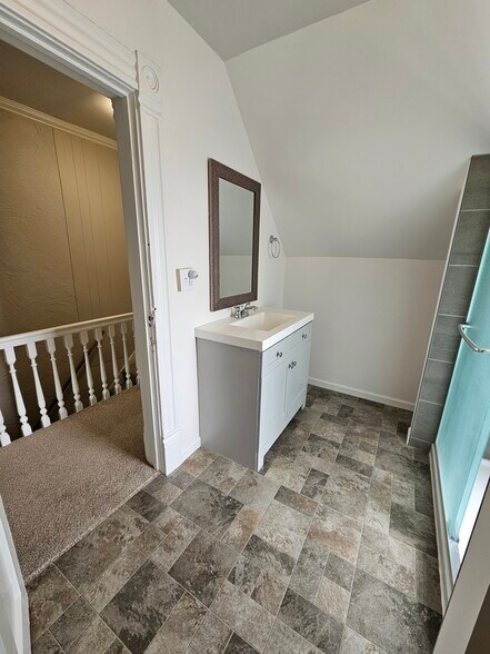 Full bath on second floor - 919 Arcadian Ave