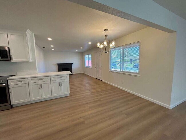 Building Photo - 1525 James St