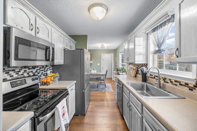Building Photo - 1700 Cedar Springs Cir