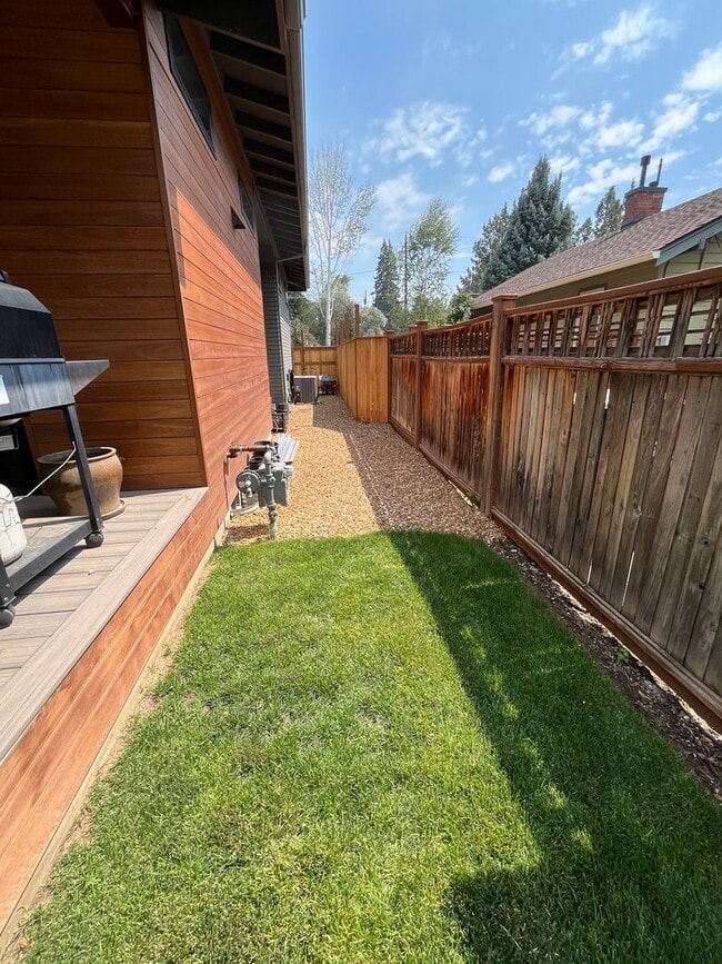 Building Photo - Charming Modern Home in the Heart of Bend