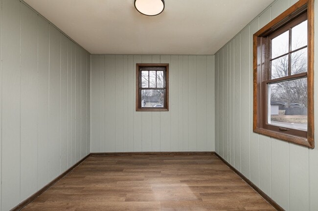 Building Photo - 2 Bedroom 1 Bathroom Home Located within w...