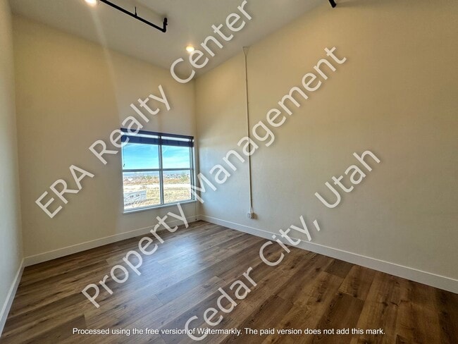 Building Photo - 2 bed / 1 bath Condo Living North End of Town - Newly Remodeled!