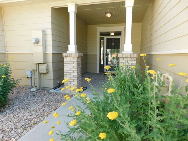 Building Photo - TWO WEEKS FREE RENT IN FOUNTAIN GREENS!