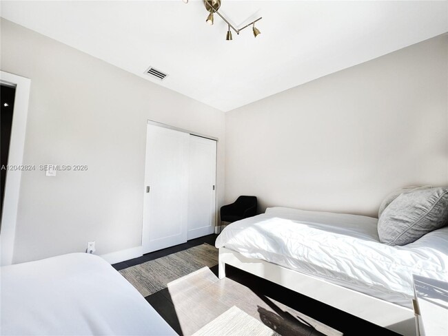 Building Photo - 513 SW 18th Ct