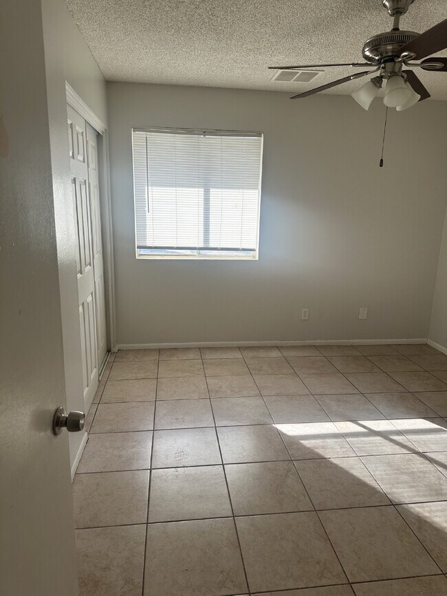 Building Photo - "Charming 3-Bedroom Oasis with 2 Baths in Phoenix – 1280 Sq Ft of Comfort Awaits You!"