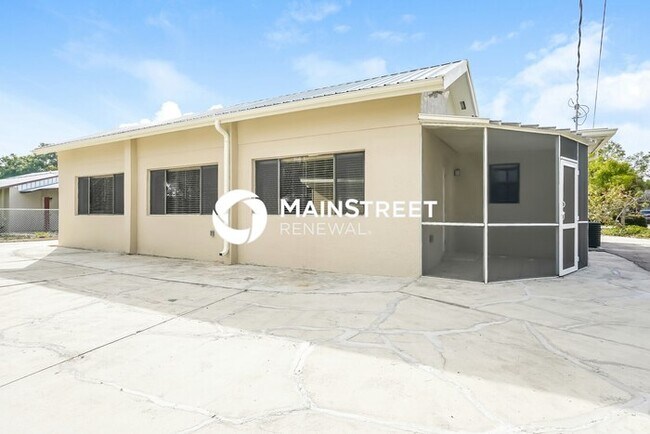 Building Photo - 3 Bedroom Pet-Friendly Home in Fort Myers, FL with Main Street Renewal