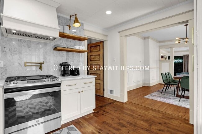 Building Photo - 397 Angelus St