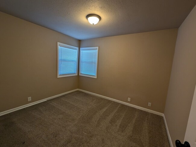 Building Photo - 3 Bedroom House in Shasta Lake, Fridge, Wa...
