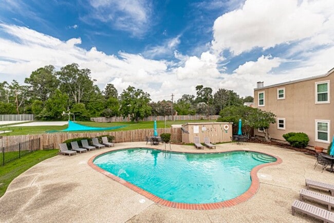 Building Photo - 2 Bedroom Condo with Pool and the Convinience of a Jefferson Hwy Address!