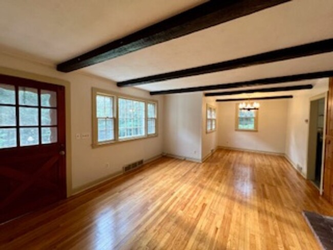 Building Photo - Cozy, 2 bedroom Single Family Home