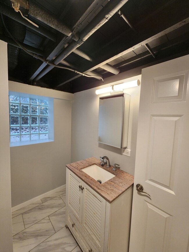 Building Photo - 3055 N Lockwood Ave