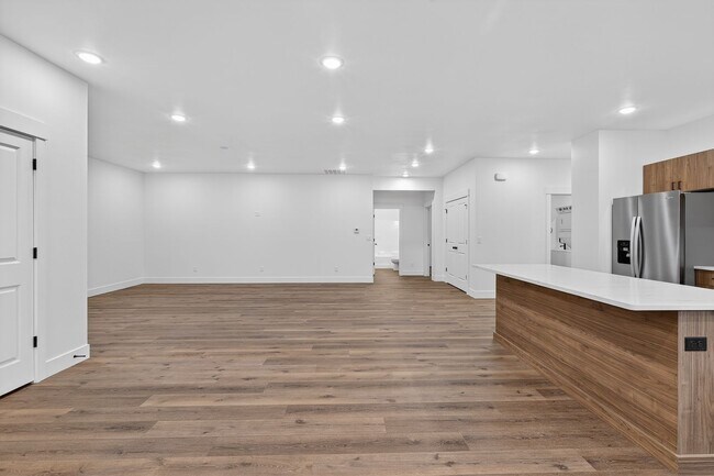 Building Photo - L199ER