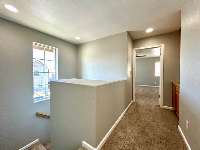 Building Photo - Beautiful 3 Bedroom Located in Roseville Strada Community!