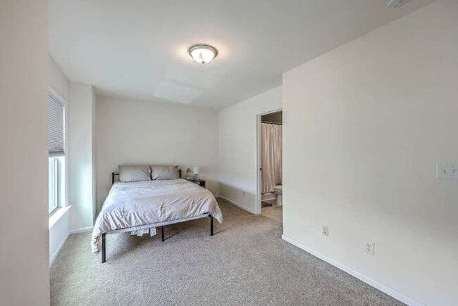 Building Photo - 432 Viceroy Ln