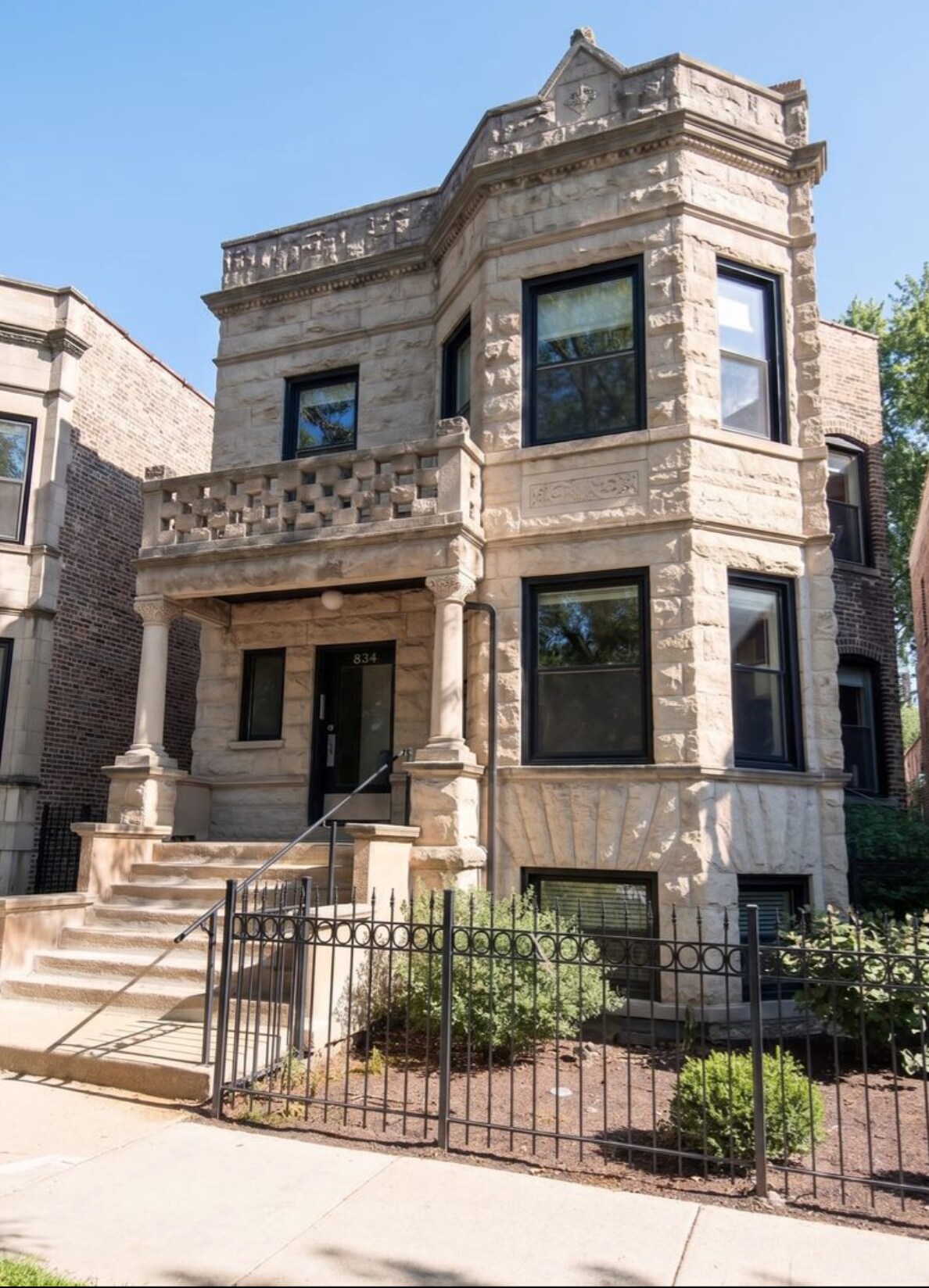 Building Photo - 834 W Waveland Ave