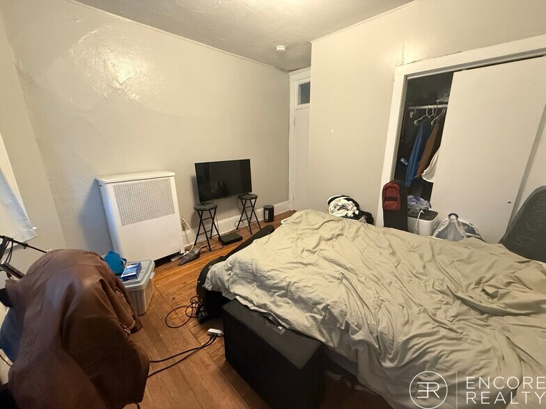 Building Photo - 464 Park Dr