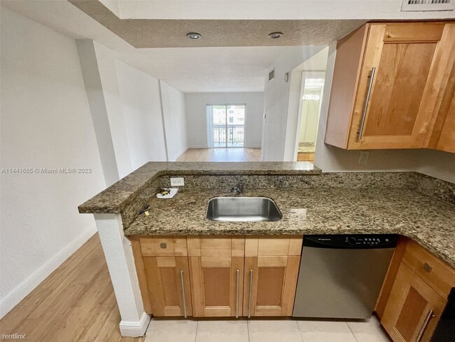 Building Photo - 2 br, 2 bath Condo - 8101 Crespi Blvd Apt 204